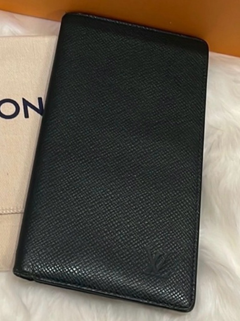 Louis Vuitton Taiga Leather Porte-Valeria Cartes Credit